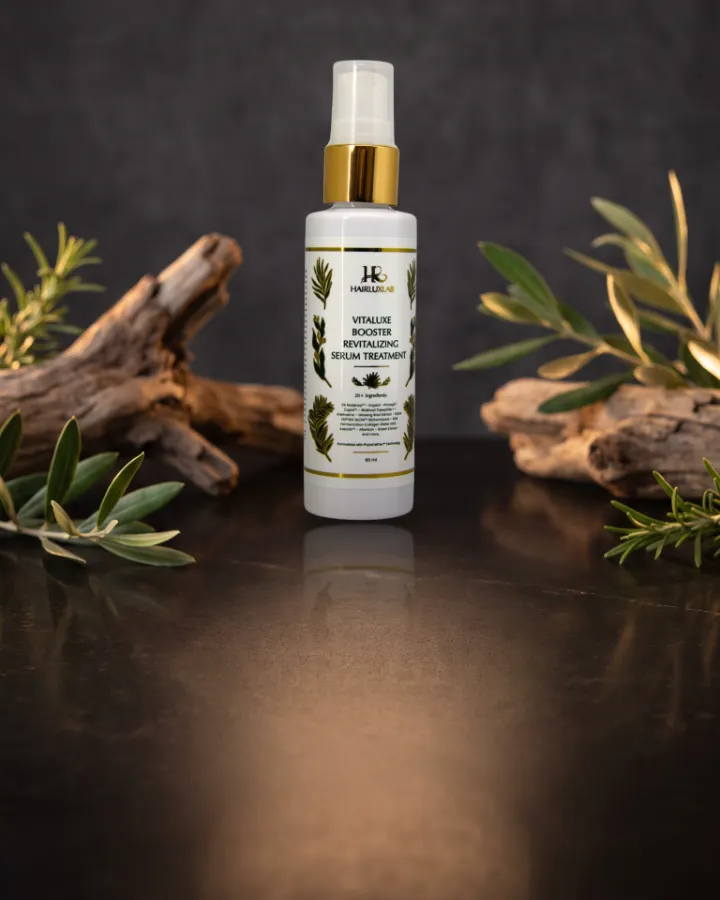 Botol semprot HairLuxLab Vitaluxe Booster Revitalizing Serum Treatment 60 ml di atas meja batu gelap